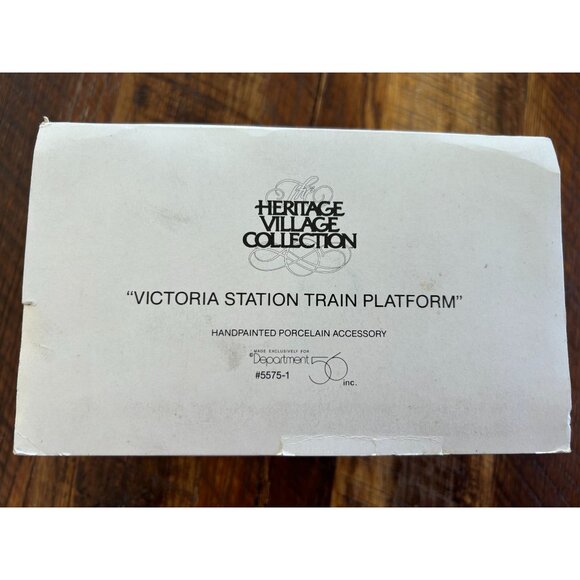 Heritage Village Collection Victoria Station Train Platform No.2 5575-1 Handpain - Picture 6 of 14